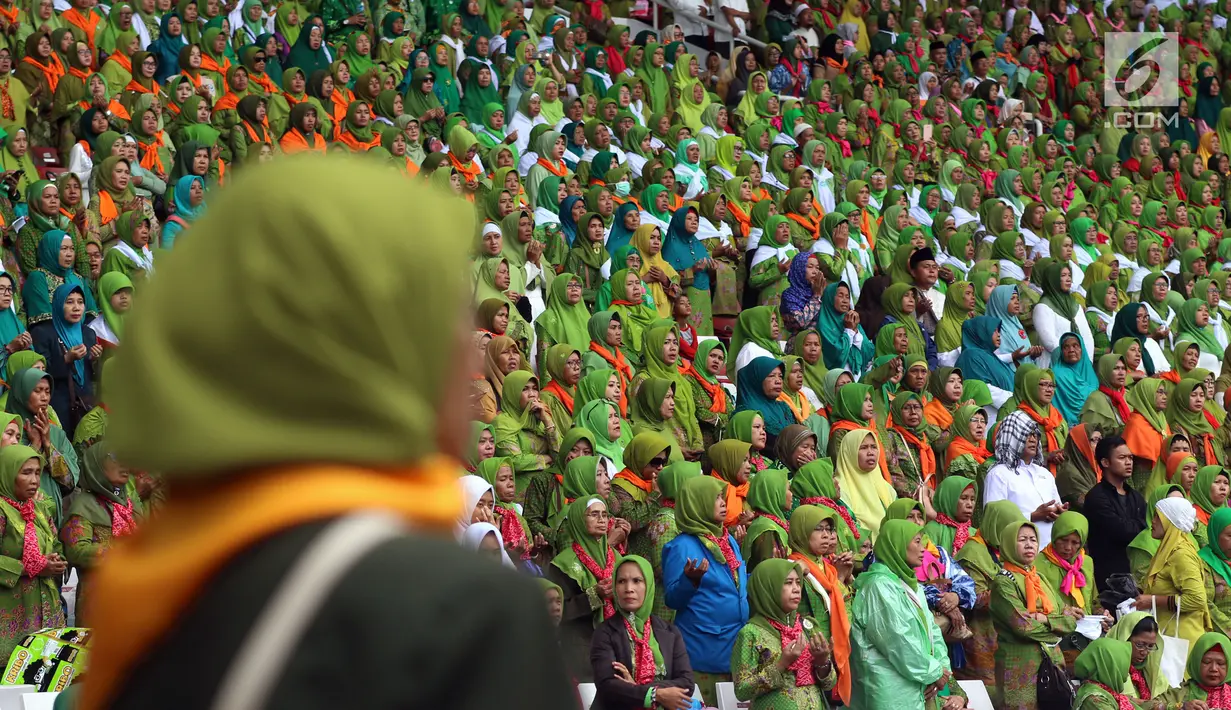 Ribuan kader Muslimat NU saat menghadiri Harlah ke-73 Muslimat NU di SUGBK, Jakarta, Minggu (27/1). Acara ini dihadiri sekitar 100 ribu kader Muslimat NU seluruh Indonesia. (Liputan6.com/JohanTallo)