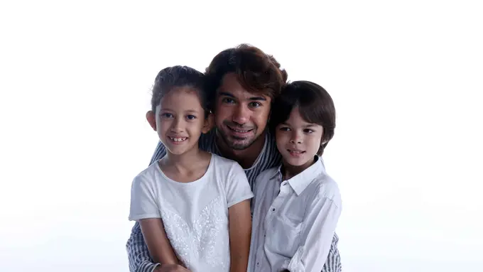 [Bintang] Peduli Lagu Anak, Reza Rahadian Terlibat di Klip OST Film SKUT