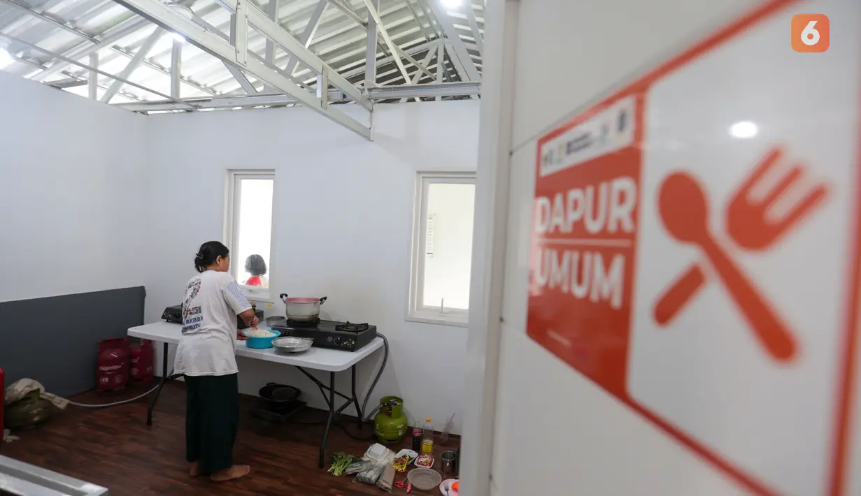 Warga memanfaatkan dapur bersama di Hunian Sementara (Huntara) di Jalan Kramat Raya, Jakarta, Selasa (8/9/2026). Fasilitas tersebut telah dapat digunakan warga untuk memenuhi kebutuhan sehari-hari. (KLY/Budy Santoso)