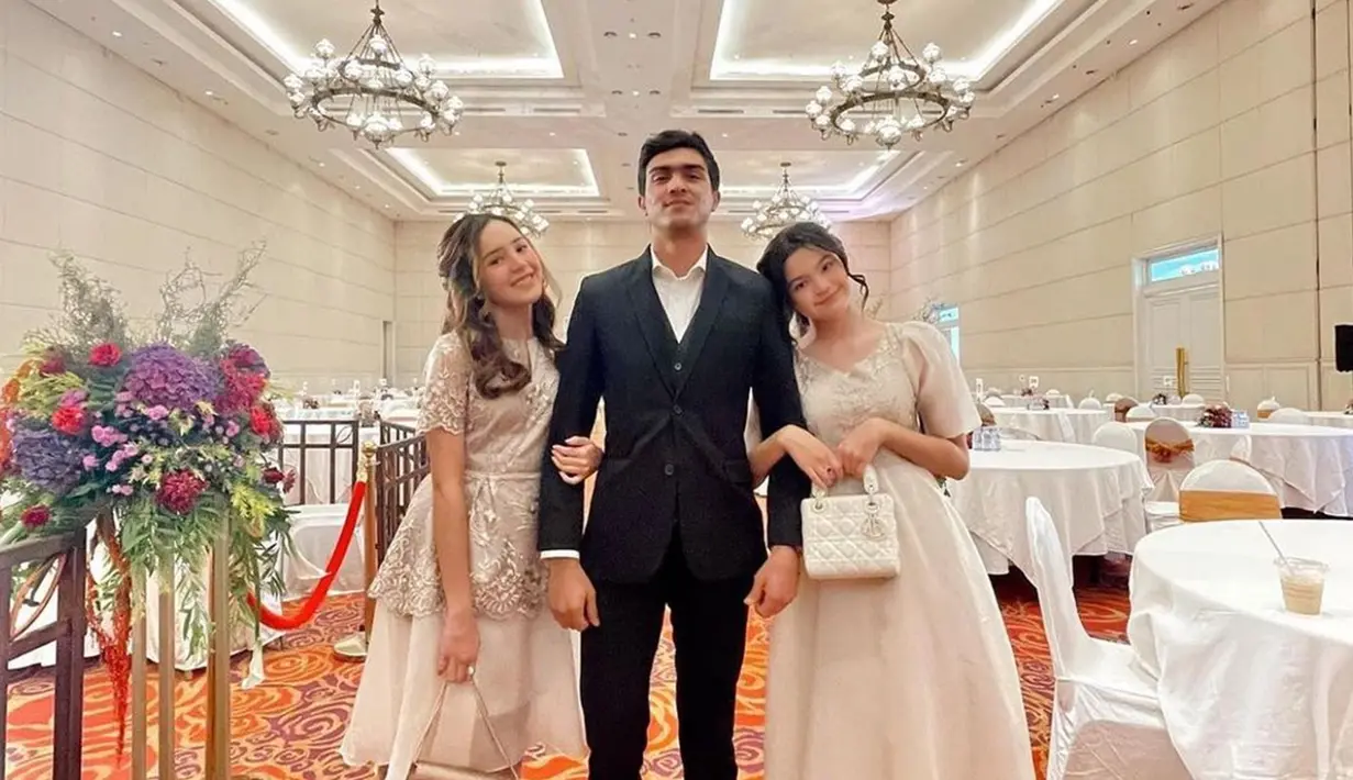 Dilangkahi adiknya menikah, Teuku Atha didoakan menyusul. Ketika hadiri suatu acara, kakak adik ini selalu tampil selaras hingga membuat ketiganya makin terlihat kompak. Meski tak semua momen terlihat di media sosial, namun Teuku Atha pernah ungkap jika ia sangat dekat dengan kedua adik perempuannya itu. Melihat foto ini, netizen dapat merasakan keharmonisan keluarga Beby Tsabina. (Liputan6.com/IG/@teukuathaa)