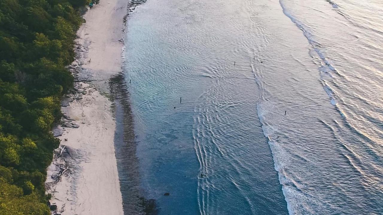 1.	Pantai Kuta
