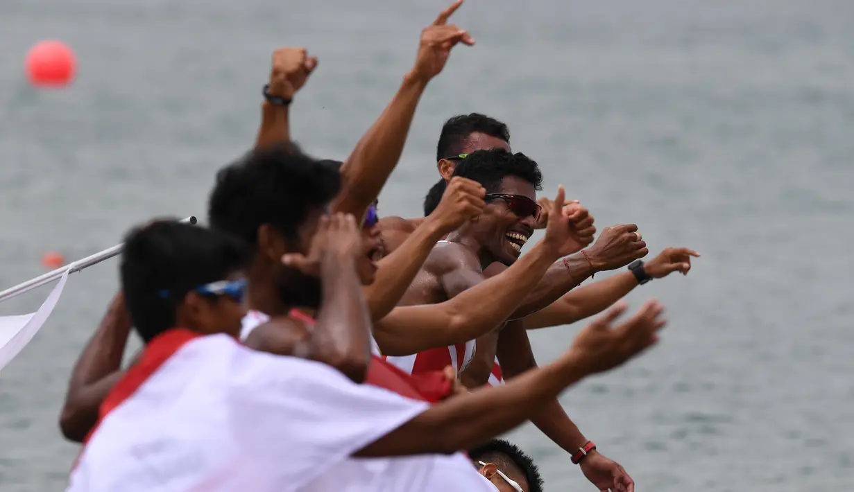 Ekspresi regu dayung putra Indonesia ketika berhasil melewati garis finis pada final kelas ringan delapan putra Asian Games 2018 di Palembang, Jumat (24/8). Indonesia berhasil meraih medali emas. (ANTARA FOTO/INASGOC/Zabur Karuru/nym/18.)