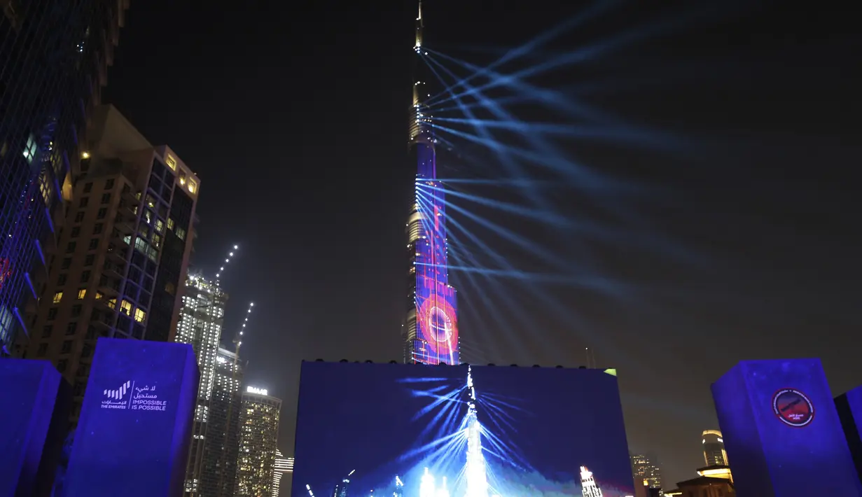 Perayaan pertunjukan laser diadakan menjelang siaran langsung Hope Probe yang mencoba memasuki orbit Mars, di Dubai, Uni Emirat Arab, Selasa (9/2/2021). Suksesnya misi Hope ke orbit Mars itu menjadikan UEA negara Arab pertama yang mencapai planet tersebut. (AP Photo/Kamran Jebreili)