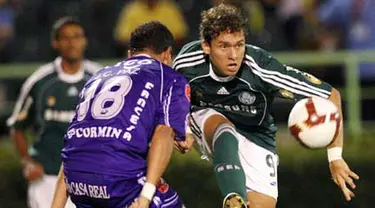 Striker Palmeiras, Keirrison (kanan) berduel dengan pemain Real Potosi, Bolivia, Paz Garcia di Libertadores Cup yang digelar di Palestra Italia stadium, in Sao Paulo, 29 Januari 2009. AFP PHOTO / Nelson ALMEIDA. 