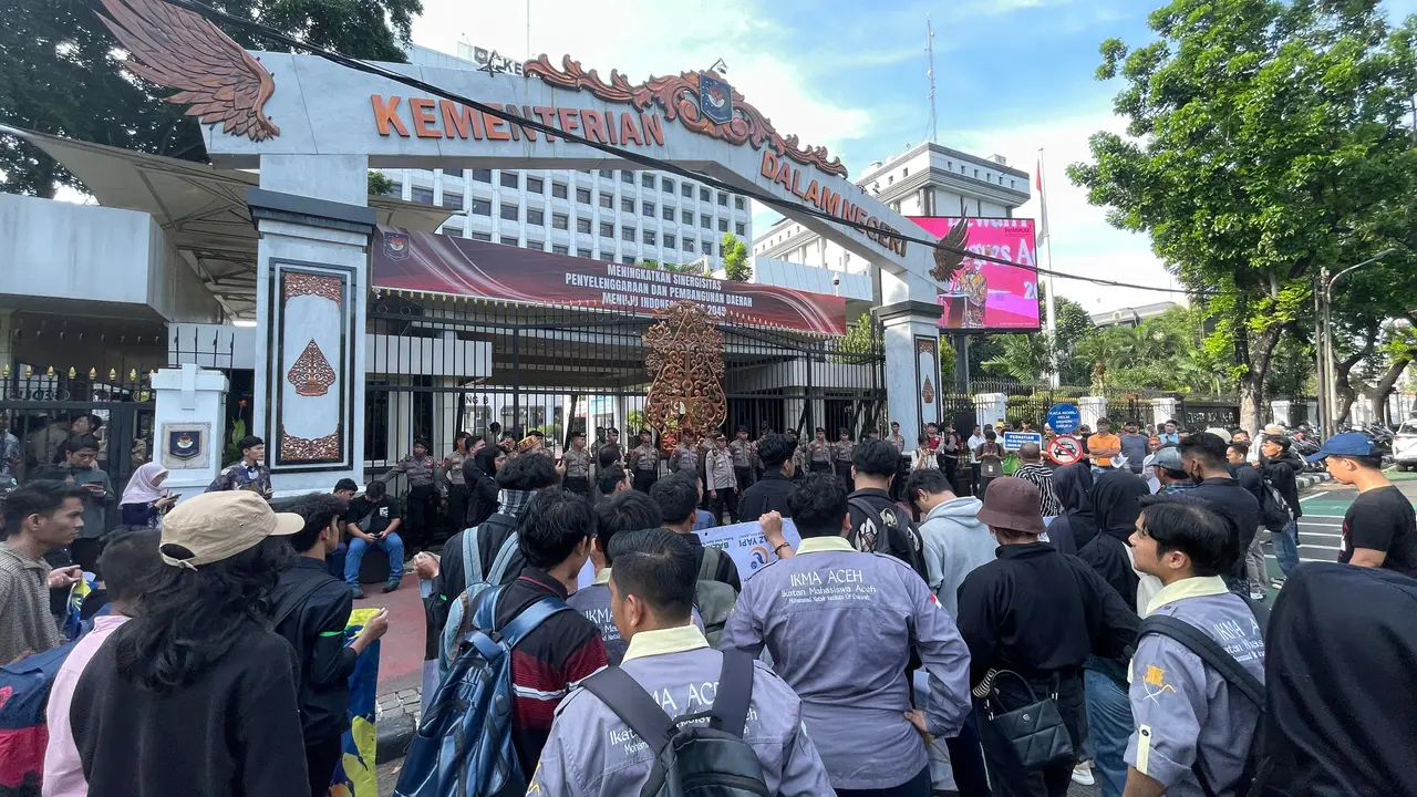 Persatuan Mahasiswa Aceh Jakarta Raya dan Perwakilan masyarakat Aceh melakukan aksi di depan Kementerian Dalam Negeri Republik Indonesia untuk menolak pengelolaan Empat pulau Aceh oleh Provinsi Sumatera Utara.
