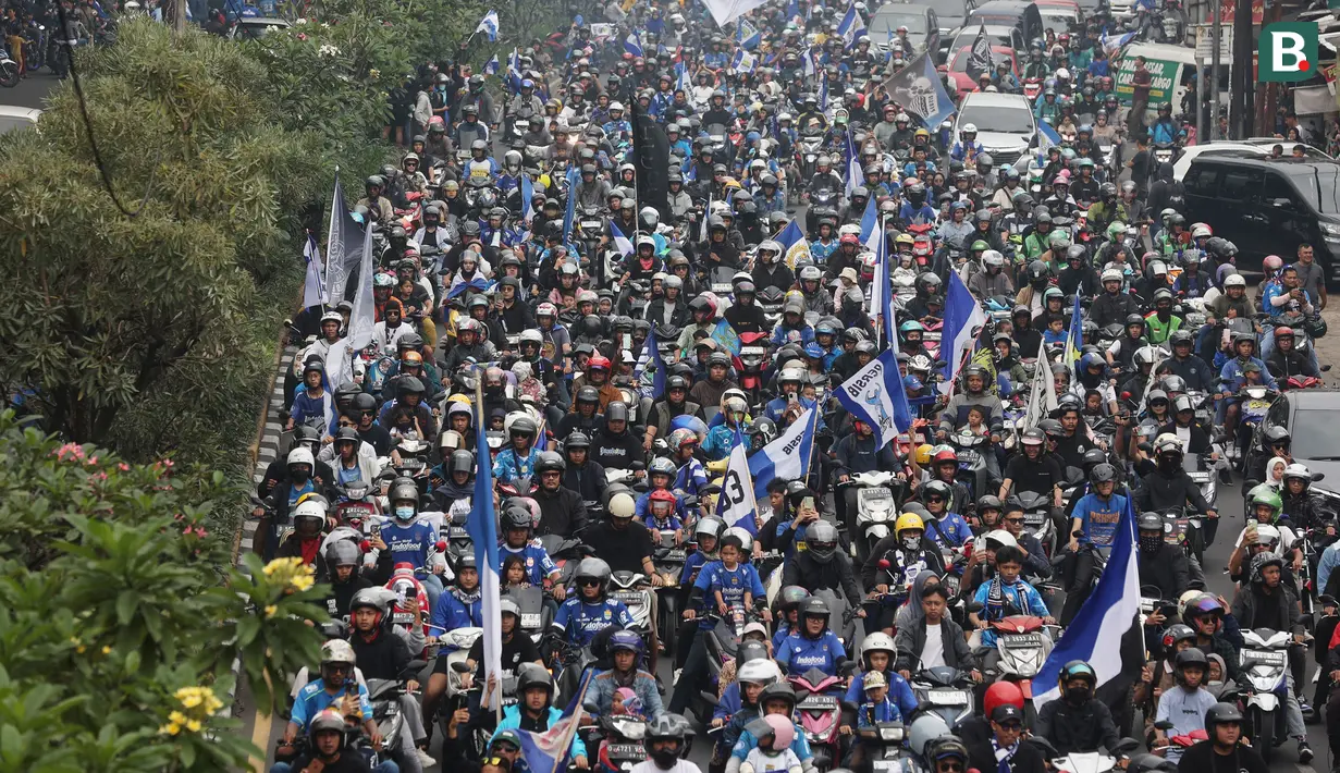 Keberhasilan Persib Bandung menjuarai Championship Series BRI Liga 1 2023/2024 usai mangalahkan Madura United dalam laga final dua leg membuat para bobotoh, sebutan para pendukung Maung Bandung memberikan sambutan meriah untuk menyambut kedatangan tim kesayangannya. Menjelang kedatangan skuad persib, para bobotoh terlebih dahulu melakukan pawai yang membirukan jalan-jalan di Kota Bandung, Sabtu (1/6/2024). (Bola.com/M Iqbal Ichsan)