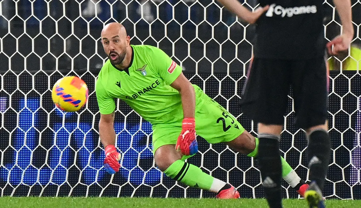 Meski telah menginjak 39 tahun, Pepe Reina masih dipercaya sebagai kiper utama Lazio. Ia tetap mampu bersaing di level tertinggi dan memiliki peran vital di bawah mistar gawang Tim Elang Ibu Kota. Secara keseluruhan, Reina telah mencatatkan 54 penampilan dengan membuat 12 clean sheets bersama tim sekota AS Roma itu. (AFP/Vincenzo Pinto)