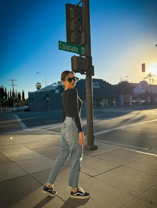 Meski usianya sudah kepala empat, tapi penampilan Sara Wijayanto curi atensi netizen. Banyak yang memuji penampilannya selama di Amerika. [Instagram/sarawijayanto]