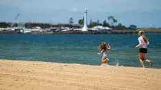 Warga mengunjungi Pantai St Kilda di Melbourne, Australia, pada 9 Desember 2020. Kehidupan pantai kembali terlihat setelah Melbourne mengakhiri masa pemberlakuan lockdown COVID-19 pada November lalu, yang berlangsung selama hampir empat bulan. (Xinhua/Hu Jingchen)