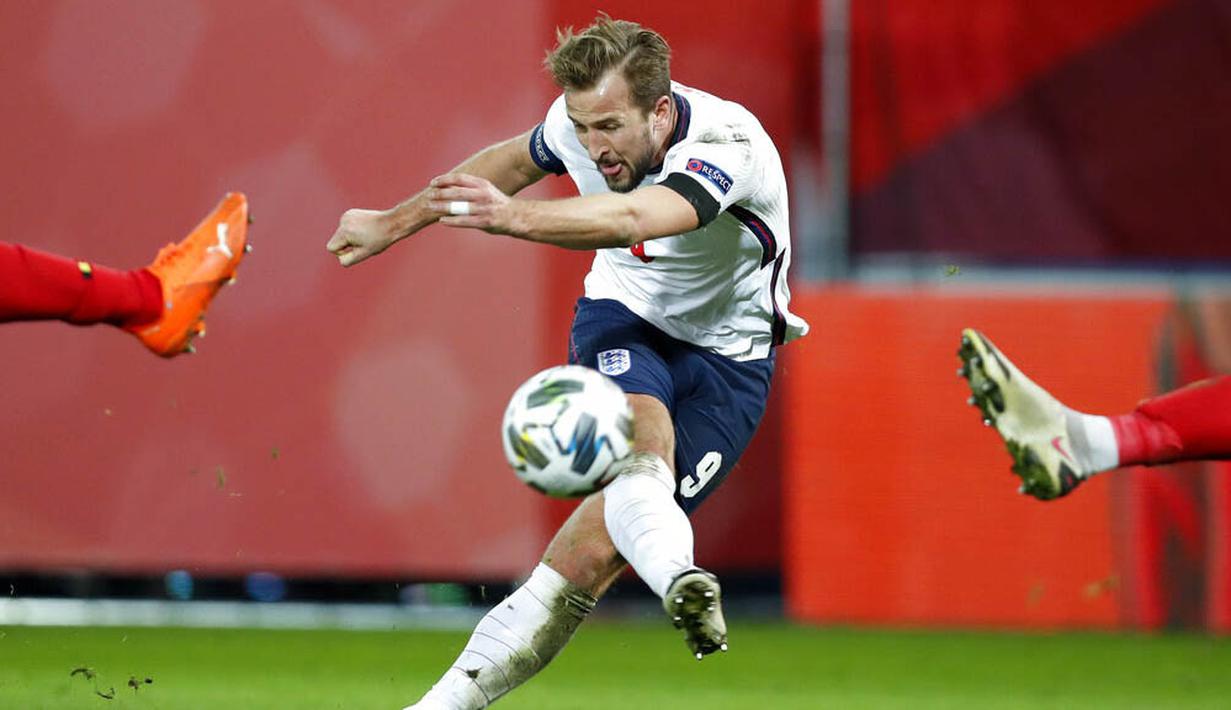 Striker Inggris, Harry Kane, melepaskan tendangan saat melawan Belgia pada laga UEFA Nations League di Stadion King Power, Senin (16/11/2020). Belgia menang dengan skor 2-0. (AP/Francisco Seco)