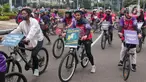 Aktivis dari berbagai penggiat lingkungan melakukan aksi damai di Hari Bebas Kendaraan (Car Free Days) di kawasan Bundaran HI, Jakarta,  Minggu (12/3/2023). Selain memperingati Hari Perempuan Internasional, aksi Women Pedal for People Planet tersebut dilakukan guna mengajak masyarakat untuk melakukan perlawanan terhadap krisis iklim yang berdampak pada kehidupan manusia dan ekologi. (Liputan6.com/Angga Yuniar)