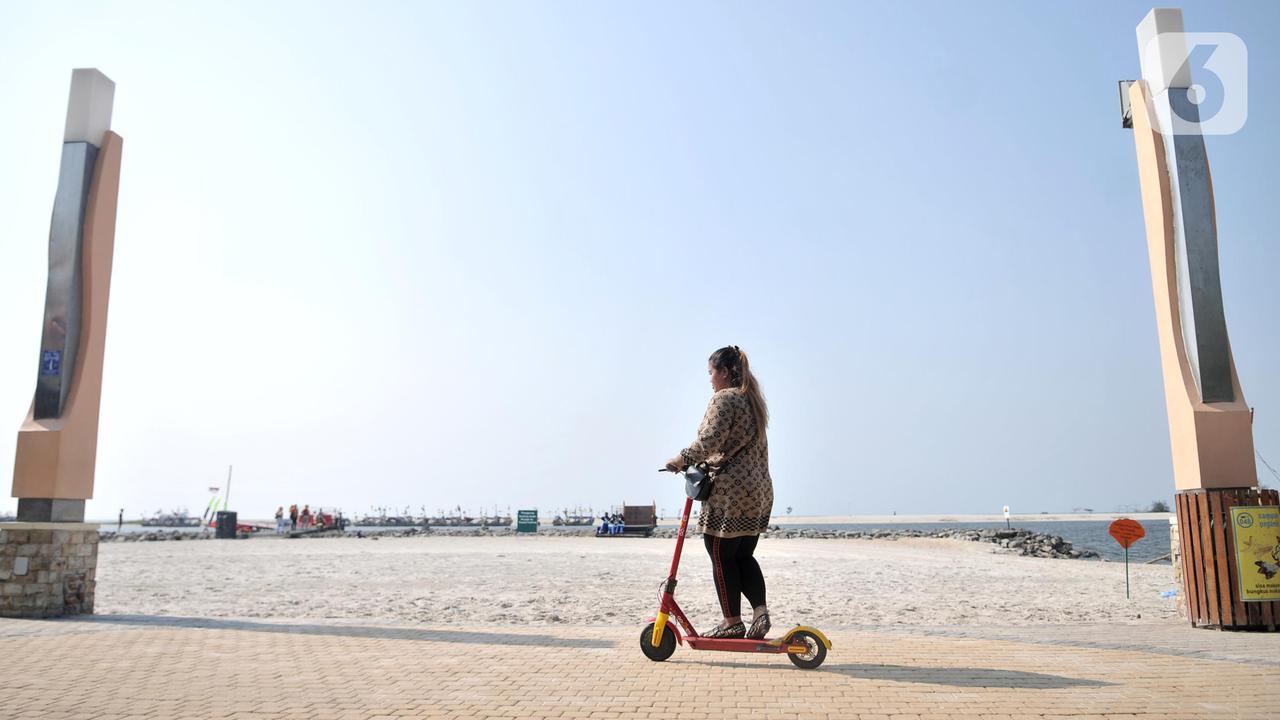 Asyiknya Berkeliling Pantai Ancol dengan Skuter Listrik