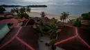 Hotel di tujuan wisata Pantai Cenang di pulau liburan Langkawi, yang ditutup untuk sebagian besar pengunjung luar karena penguncian parsial yang ditetapkan  pihak berwenang untuk mengekang penyebaran Covid-19. di negara bagian Kedah, Malaysia utara (18/11/2020). (AFP/Mohd Rasfan)