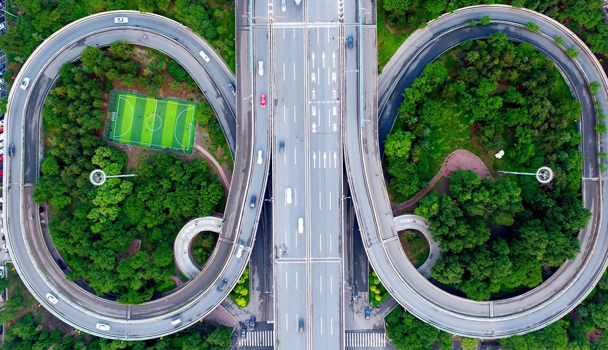 Lapangan sepak bola di tengah lingkungan asri di kota Shenyang, Provinsi Liaoning, China Timur Laut. Pohon besar memagari lapangan seakan memberikan suasana yang menyajukan. (AFP/China Out )