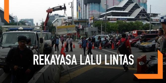 VIDEO: Polisi dan Dishub Memberlakukan Rekayasa Lalu Lintas di Sekitar KPU