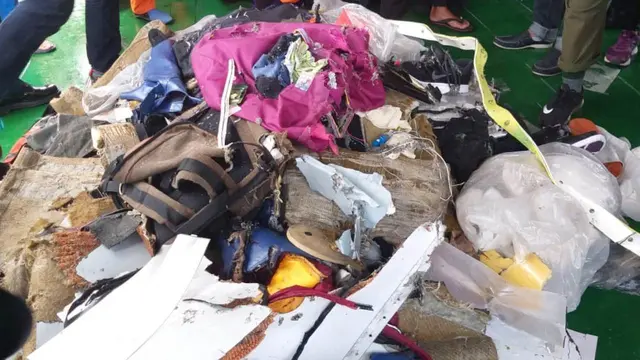 Barang yang diduga milik penumpang Lion Air yang jatuh di Perairan Tanjung Karawang, Jawa Barat.
