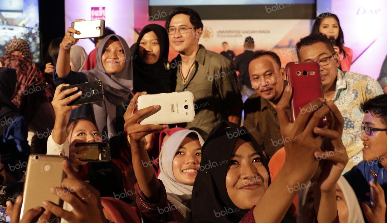 Para pemain sinetron Para Pencari Tuhan berfoto bersama peserta seusai berbagi pengalaman dalam rangkaian acara Emtek Goes To Campus di Graha Sabha Pramana, UGM, Yogyakarta, 3 November 2016. (Bola.com/Arief Bagus)
