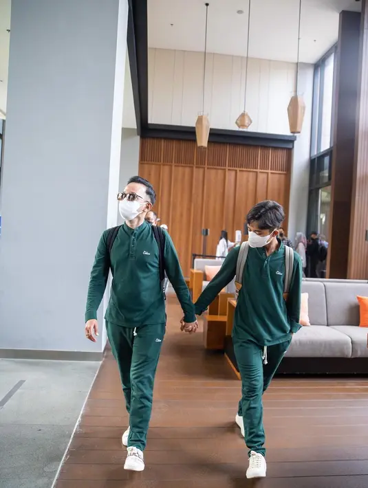 <p>Gaya koordinasi lainnya dalam set loungewear yang nyaman berwarna hijau (Foto: Instagram @ruben_onsu)</p>