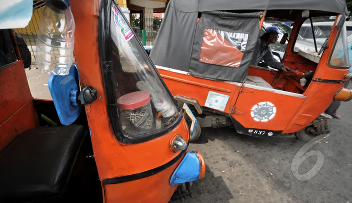 Sejumlah bajaj mangkal di kawasan Stasiun Gondangdia, Jakarta, Selasa (25/2/2015). Para pemilik bajaj orange yang bermesin 2 tak mengaku siap untuk menjadi bajaj biru berbahan bakar gas (Liputan6.com/Faizal Fanani)