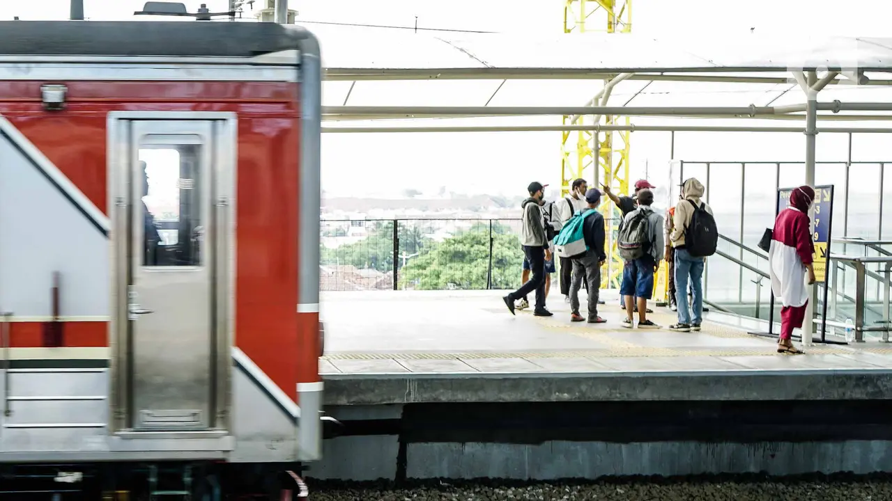 FOTO: Kapasitas Penumpang KRL Jabodetabek Naik Jadi 80 Persen