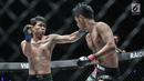 Dua petarung Indonesia, Arnol Batubara (kiri) berusaha meninju petarung  Rizki Umar (kanan) pada partai pertama dalam One Championship di Jakarta, Sabtu (20/1). Rizki Umar menang pada partai pertama One Championship. (Liputan6.com/Faizal Fanani)