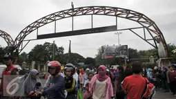 Pengunjung memadati depan pintu masuk Kebun Binatang Ragunan, Jakarta Selatan, Senin (12/12). Libur Maulid Nabi, pengunjung Kebun Binatang Ragunan diperkirakan mencapai 50 ribu. (Liputan6.com/Yoppy Renato)