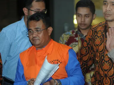 Bupati Bengkayang, Suryadman Gidot dikawal petugas usai menjalani pemeriksaan pasca OTT di Gedung KPK, Jakarta, Rabu (4/9/2019). Suryadman Gidot resmi ditahan bersama 4 tersangka terkait dugaan suap proyek di lingkungan Kabupaten Bengkayang, Kalimatan Barat. (merdeka.com/Dwi Narwoko)