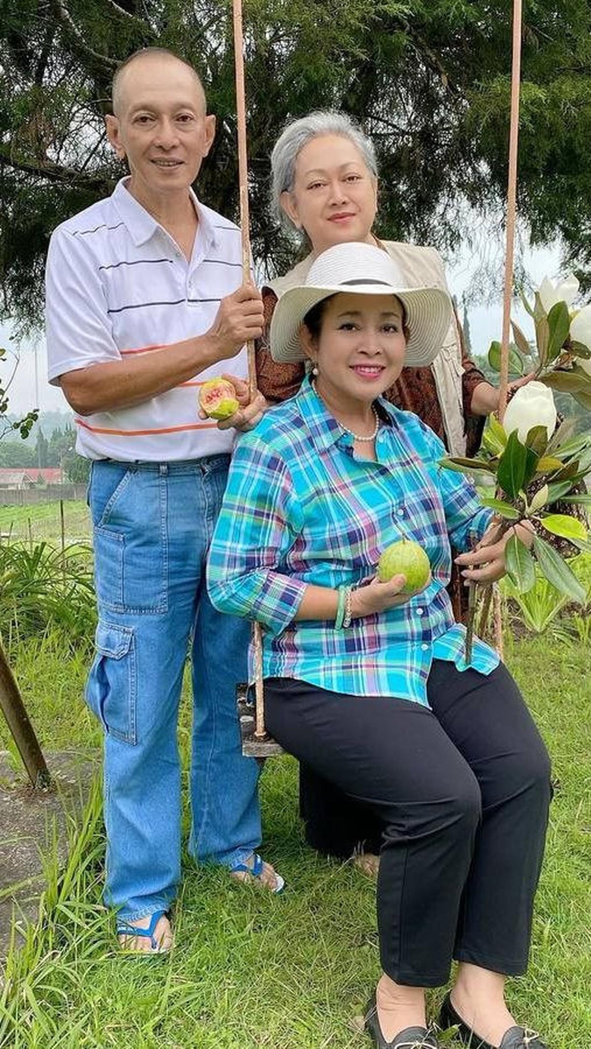 Sigit terlihat selagi bersantai di ayunan di sebuah taman bersama dua adik perempuannya, Titiek dan Mamiek.