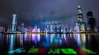 Foto yang diabadikan pada 26 Agustus 2020 ini menampilkan pertunjukan cahaya yang digelar di Shenzhen, Provinsi Guangdong, China. Pertunjukan cahaya tersebut digelar dalam rangka memperingati 40 tahun pembentukan Zona Ekonomi Khusus Shenzhen. (Xinhua/Mao Siqian)