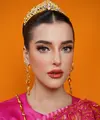 Beauty influencer sekaligus makeup artist kenamaan ini tampil totalitas dengan Thai look yang memadukan riasan glamor khas Thailand dan busana tradisional Chut Thai berwarna fuchsia yang kaya detail. Sentuhan elegan berpadu dengan nuansa budaya yang kental, menciptakan visual yang begitu memesona. [@tasyafarasya].