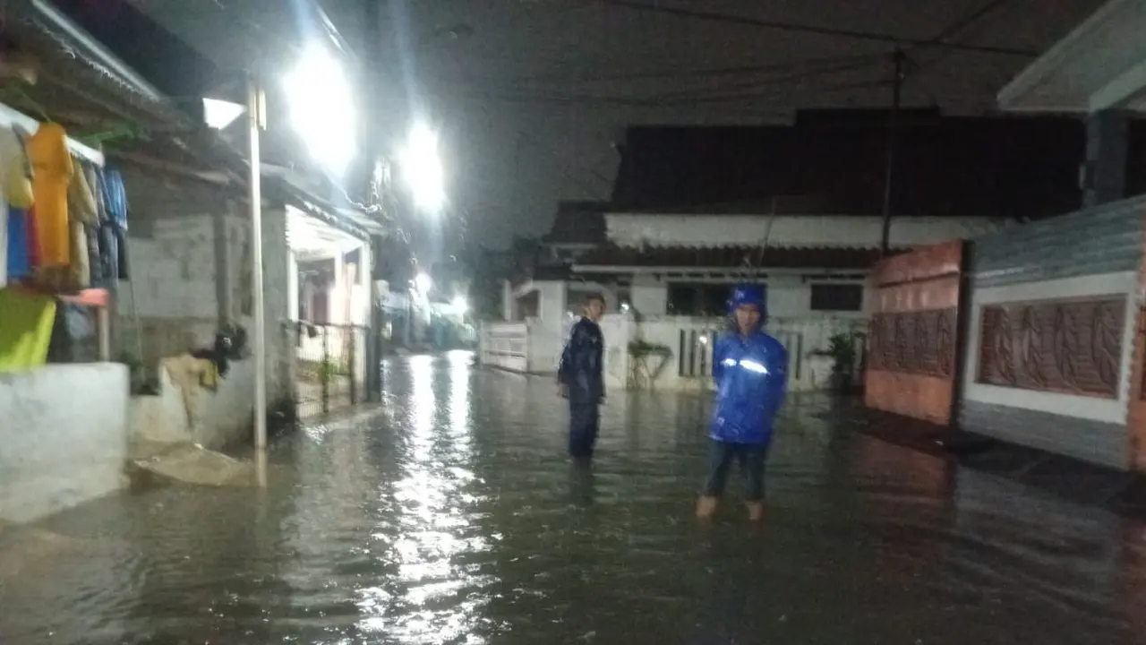 Luapan air kali akibat tanggul jebol di Perumahan Tirta Mandala, Cilodong, Depok.