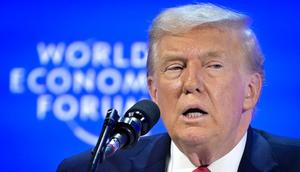 Presiden Amerika Serikat Donald Trump saat berbicara dalam pertemuan World Economic Forum (WEF) di resor ski Davos, Swiss, pada Rabu (21/1/2026). (Dok. Gian Ehrenzeller/Keystone via AP)