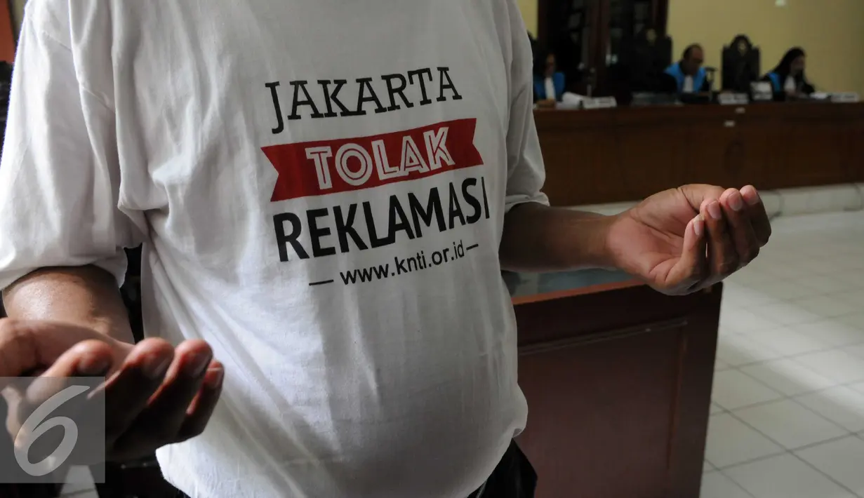 Nelayan berdoa jelang keputusan hakim terkait gugatan nelayan terhadap SK Gubernur DKI Nomor 2.238 Tahun 2014 tentang pemberian izin reklamasi Pulau G, Jakarta, Senin (31/5). (Liputan6.com/Helmi Afandi)