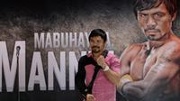 Manny Pacquiao berpose saat di sambut di Bandar udara Internasional Manila. (AFP PHOTO/TED ALJIBE)