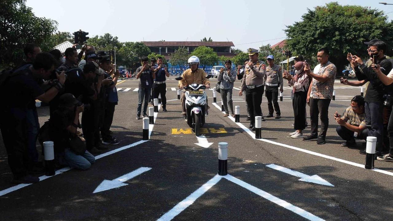 Meski demikian, Latif mengatakan masih banyak masyarakat gagal karena kurang pemahaman berkendara. Salah satunya, penggunaan lampu sein saat berbelok dan membaca rambu untuk berhenti sesaat.<br>