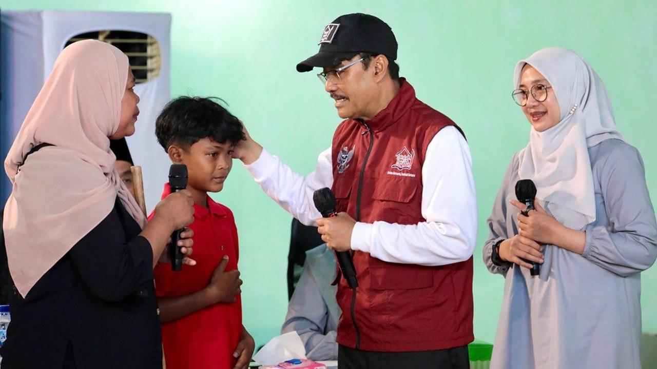 Mensos Gus Ipul saat dialog dengan Nur Wahidah, seorang tunanetra dan ibu dari Mohammad Rehan Meizi (12), siswa Sekolah Rakyat