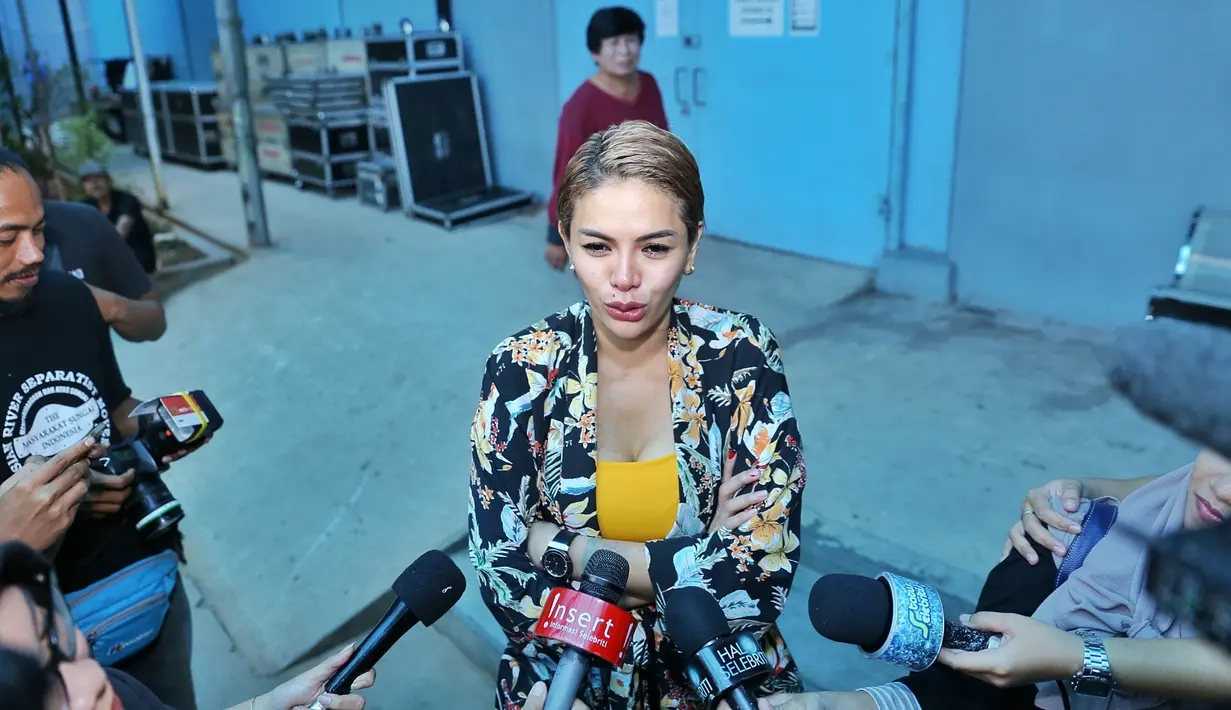 "Enggak ada. Gue orang yang sederhana, baju saja bisa gue pakai berkali-kali. Kalau orang enggak notice, gue bisa pakai itu sampai dua atau tiga kali," ujar Nikita di Kapten Tendean, Mampang Prapatan, Jakarta Selatan, Rabu (2/5). (Nurwahyunan/Bintang.com)