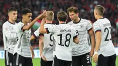 Gelandang Jerman Jonas Hofmann (tengah) melakukan selebrasi dengan rekan satu timnya usai mencetak gol ke gawang Hungaria pada pertandingan grup A3 UEFA Nations League di Puskas Arena di Budapest, Minggu (12/6/2022). Jerman bermain imbang atas Hungaria 1-1. (AFP/Attila Kisbenedek)