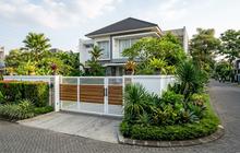 7 Model Pintu Gerbang Rumah dengan Tanaman Hijau, Asri dan Estetis