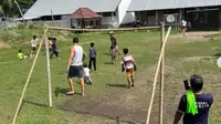 Betah Liburan di Lombok, Kiper Timnas Indonesia Emil Audero Main Bola Pakai Sandal Bareng Warga Lokal