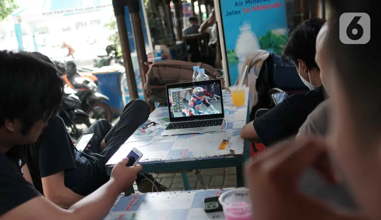 Warga menyaksikan balapan Pertamina Grand Prix of Indonesia 2022 melalui streaming di Bundaran HI, Jakarta, Minggu (20/3/2022). Antusias masyarakat Indonesia nobar sebagai MotoGP Mandalika 2022 yang merupakan kembalinya MotoGP ke Indonesia setelah sempat vakum 25
tahun. (Liputan6.com/Faizal Fanani)