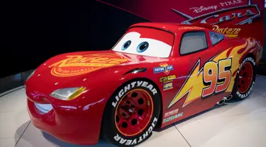 Mobil Lightning McQueen dari film Disney Pixar "Cars 3"  ditampilkan dalam ajang North American International Auto Show (NAIAS) 2017 di Detroit, Michigan, Selasa (10/1). (AFP Photo/JIM WATSON)