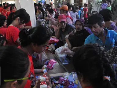 Suasana Pasar Murah di Rumah Hati Suci, Jakarta, Minggu (21/6/2015). Warga terlihat  antusias membeli pakaian di pasar murah tersebut. (Liputan6.com/Herman Zakharia)