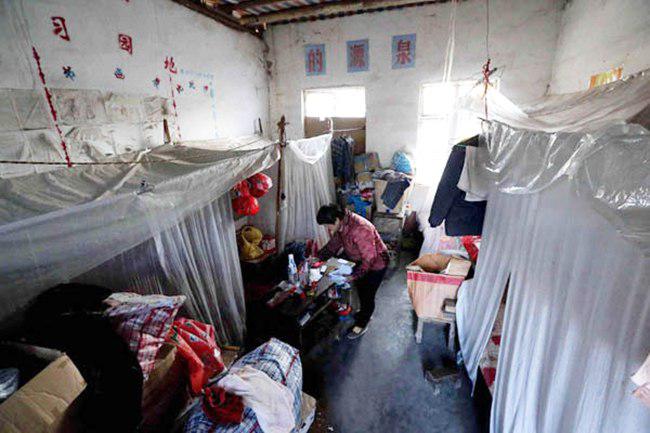 Ruang asrama sempit tempat Huang tinggal bersama nenek lain dan cucunya | foto: copyright chinadaily.com.cn