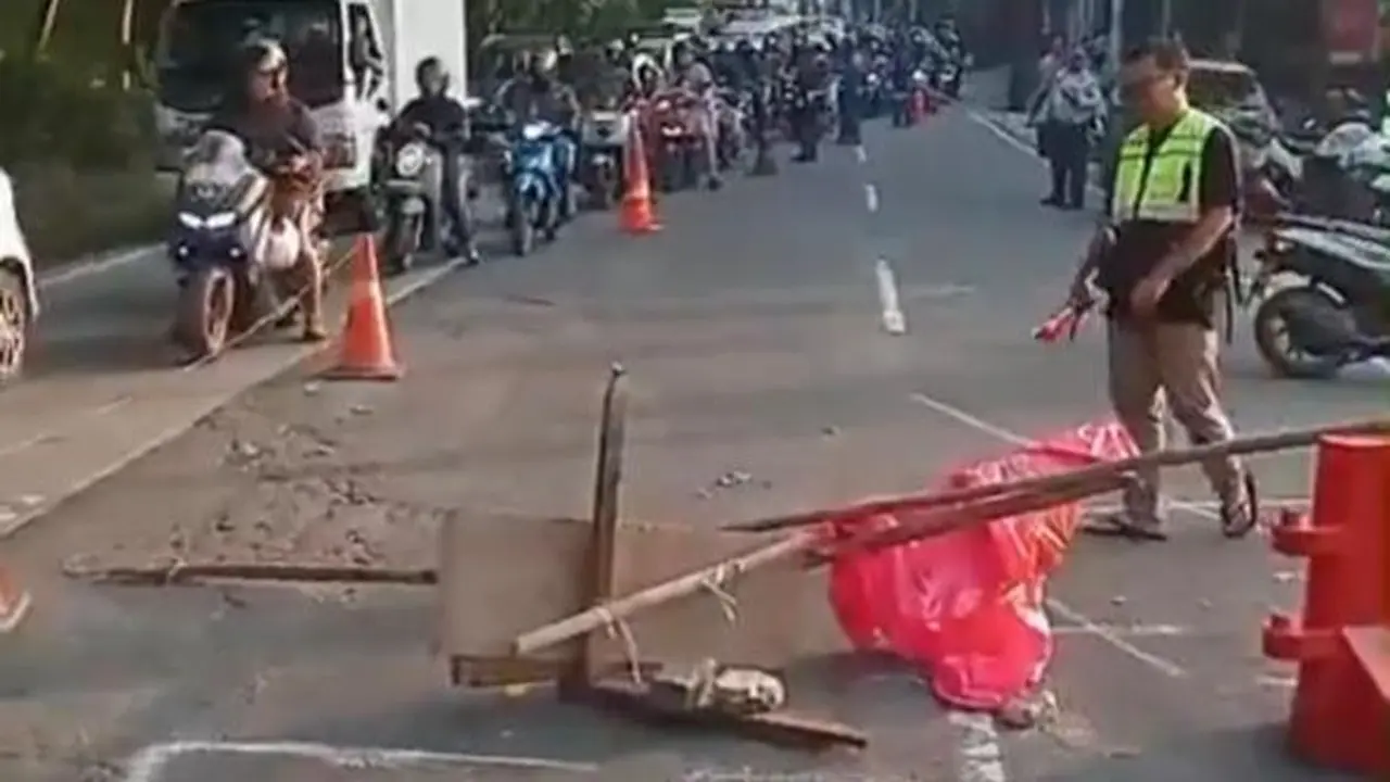 Jalan amblas terjadi di Jalan Raya Lenteng Agung, buat kepadatan arah Depok.
