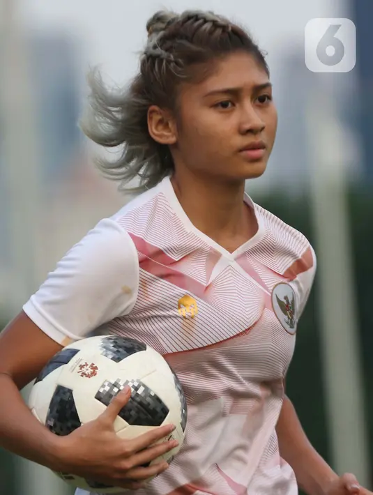 Pesepak bola timnas putri Indonesia, Zahra Muzdalifah saat melakoni internal game dengan Bina Putra FC di Lapangan D, Kompleks Gelora Bung Karno, Senayan, Jakarta, Rabu (17/3/2021). Latihan tersebut persiapan laga ajang SEA Games 2021 Vietnam. (Liputan6.com/Helmi Fithriansyah)