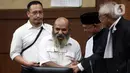 <p>Terdakwa Gubernur nonaktif Papua Lukas Enembe (kedua kiri) saat menghadiri sidang lanjutan di Pengadilan Tipikor, Jakarta, Senin (21/8/2023). Sidang tersebut beragendakan mendengarkan keterangan tiga orang saksi yang dihadirkan Jaksa Penuntut Umum (JPU) dan satu orang saksi tidak hadir dalam kasus dugaan suap dan gratifikasi yang menjerat Lukas Enembe. (Liputan6.com/Johan Tallo)</p>