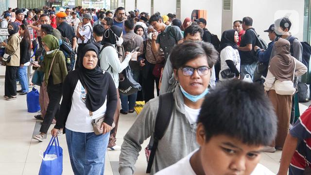 Stasiun Pasar Senen Dipadati Pemudik