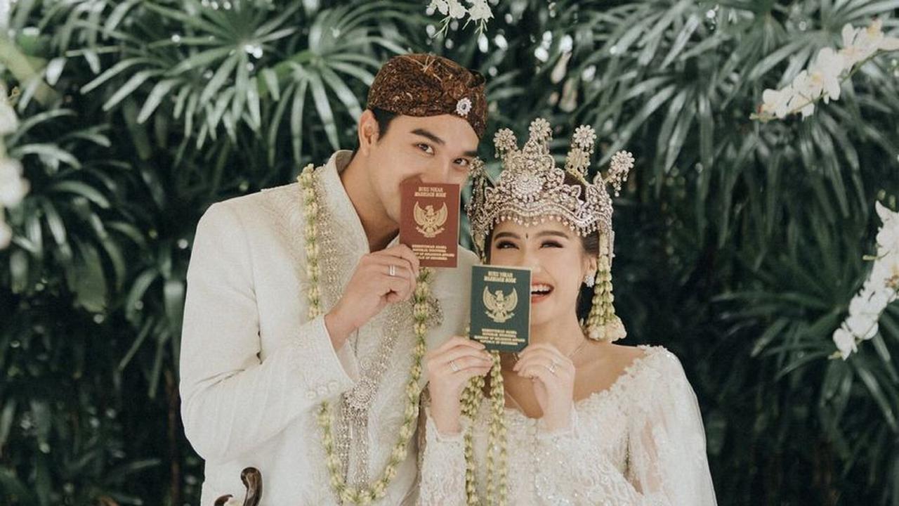 Ketika mereka dengan ceria memamerkan buku nikah, teman-teman dari dunia hiburan langsung memberikan ucapan selamat kepada pasangan bahagia ini.<br>