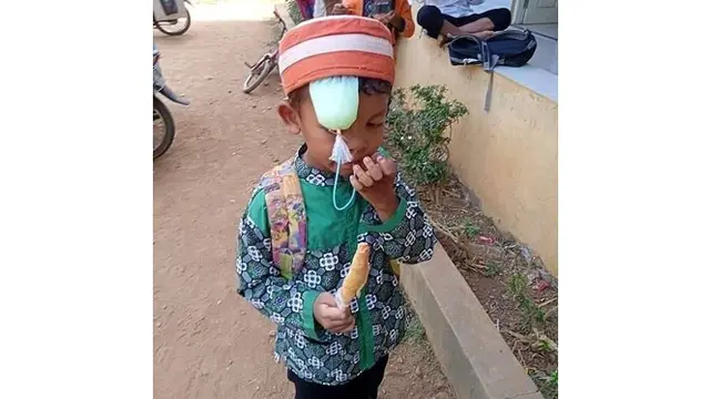 6 Kelakuan Kreatif Minum Es di Plastik Ini Bikin Ngakak